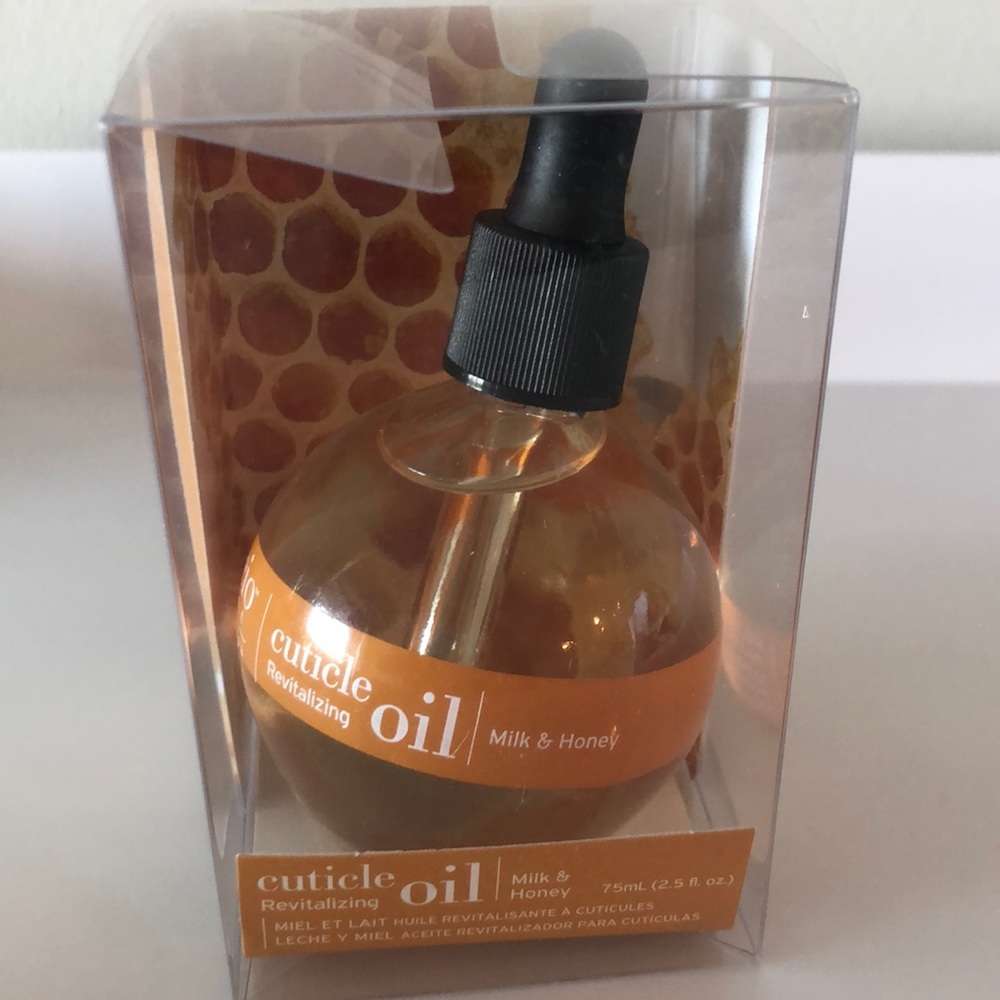Cuccio cuticle revitalizing oil - milk & honey